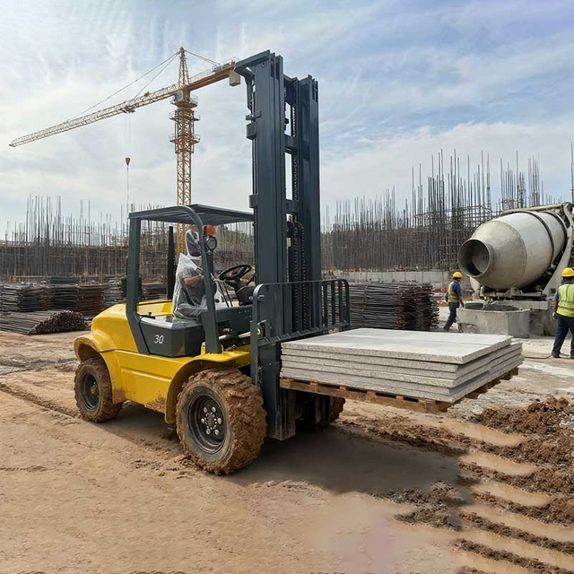 4 Wheel Rough Terrain Outdoor Forklift with Attachment