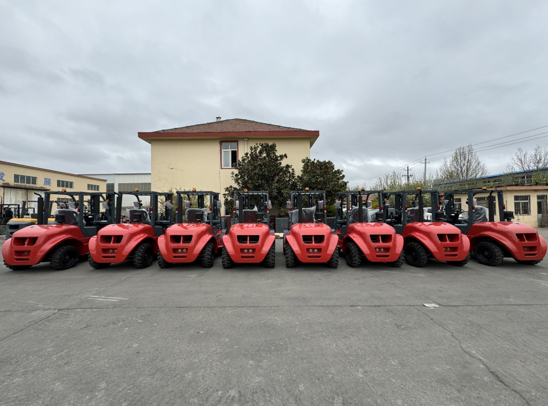 All-terrain forklift trucks